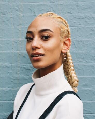 Here again, it’ll be hard to cheat if you want harmonious colour! Light or cool blondes are best suited to light or pink skin tones, as the ashy highlights better complement this skin tone. Darker skin tones will fare much better with a golden or warm blonde, a more natural result that will bring out their skin tone. But you can also choose to completely stand out, as long as you respect the previous point.